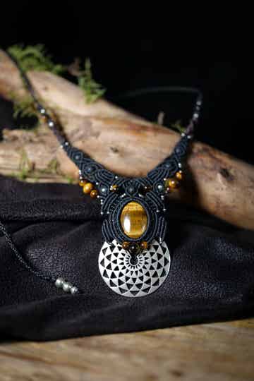 Collier amulette "Mandala sauvage"