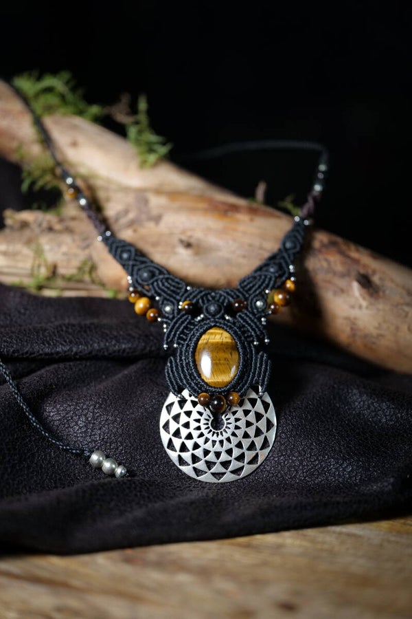 Collier amulette "Mandala sauvage"