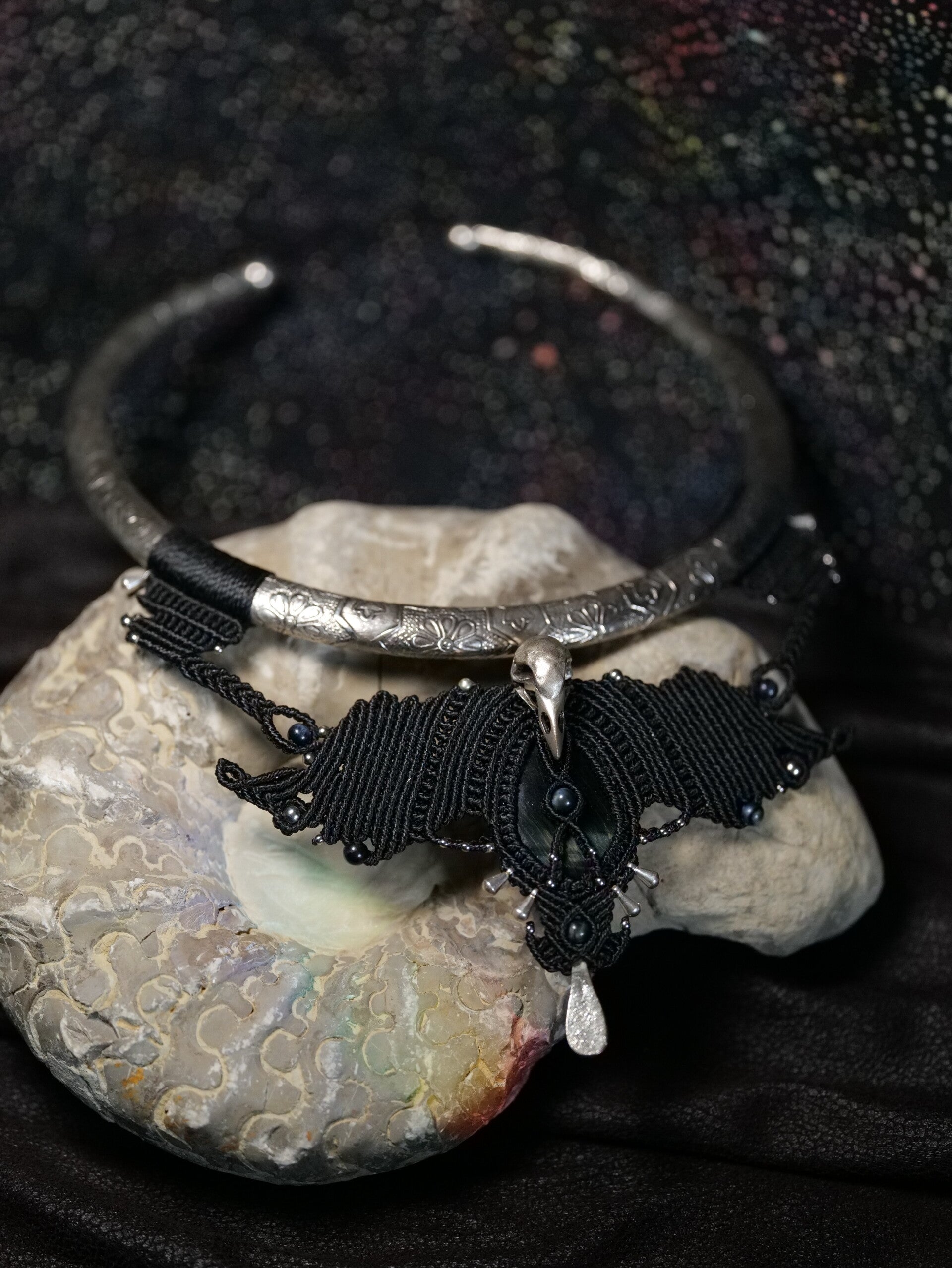 Collier torque "La danse du corbeau" argenté