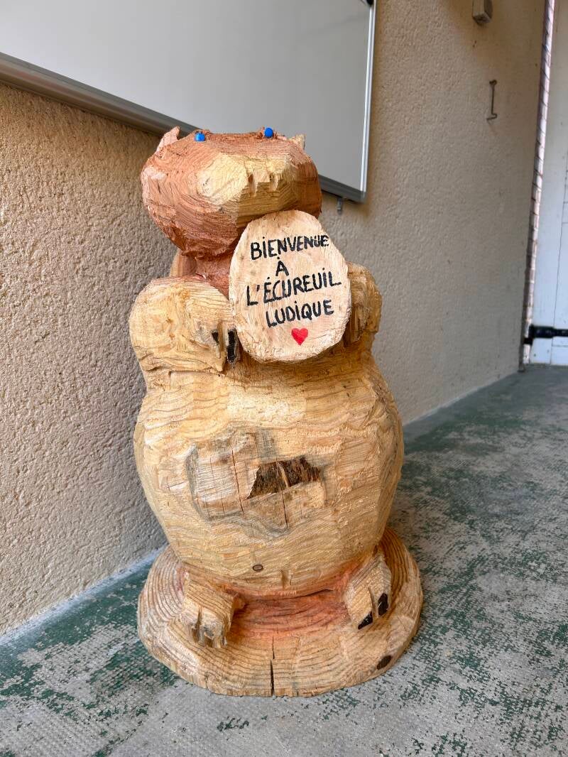 Écureuil sculpté à la tronçonneuse - Concours Beaumont le Roger 2026 