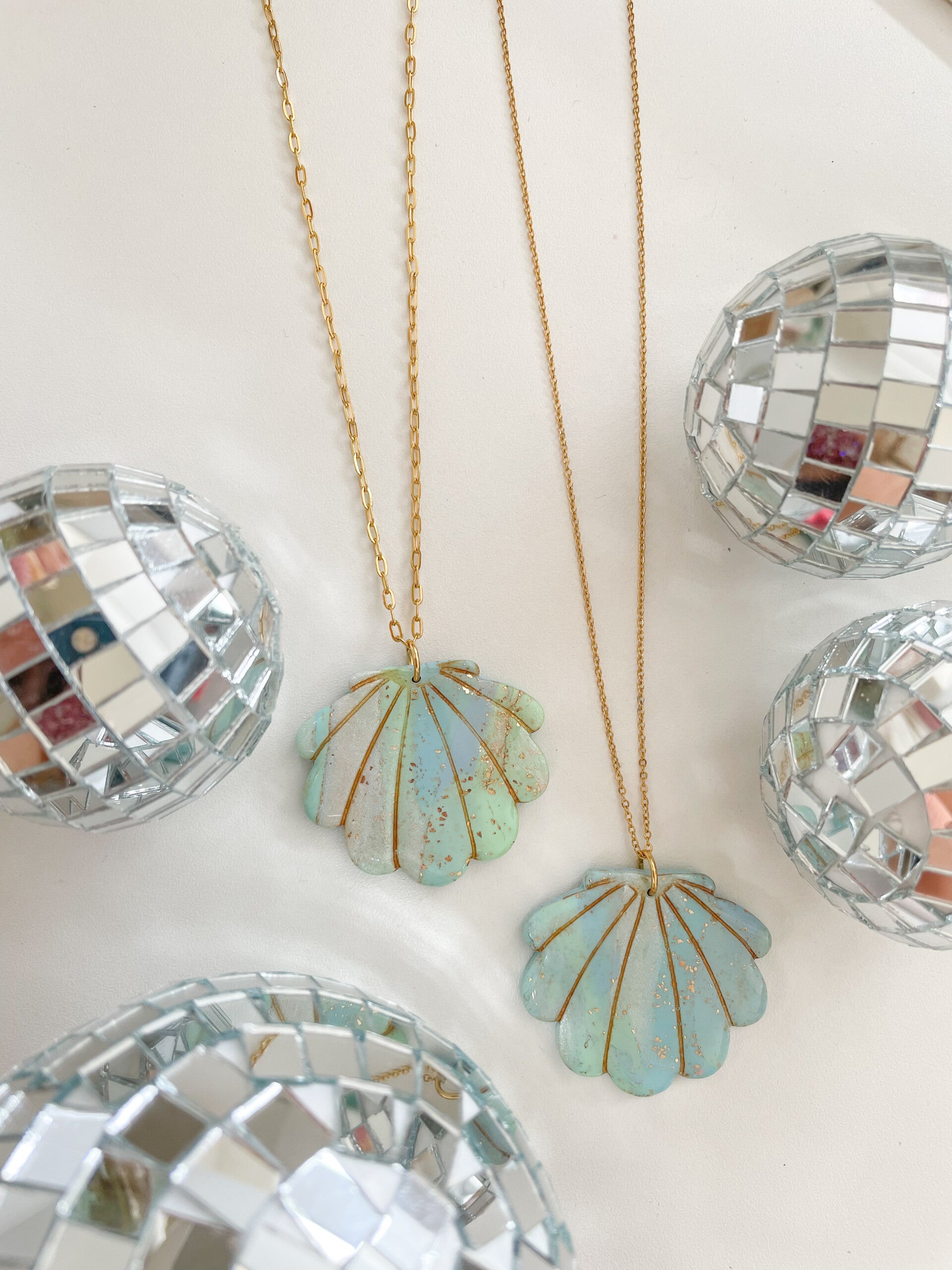 Zeeschelp lichtblauwe ketting