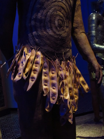 Imagen 1. Representación de cómo pudo haber sido parte de la vestimenta del indio aridoamericano. Rescatado del Museo del Palacio de Gobierno, Monterrey, Nuevo León. Autoría propia.