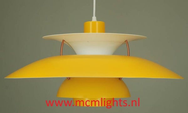 Louis Poulsen PH5 in "NY Taxi" yellow. Ø 50 cm.