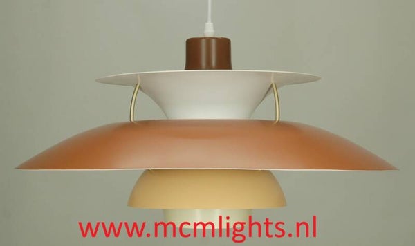 Louis Poulsen PH5 in brown to nougat to pale orange to pale yellow. Ø 50 cm.