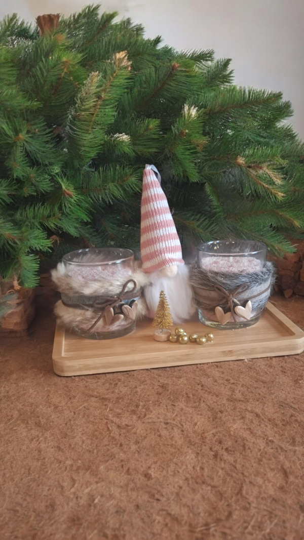 Houten plankje met 2 parelwax kaarsen en gnome