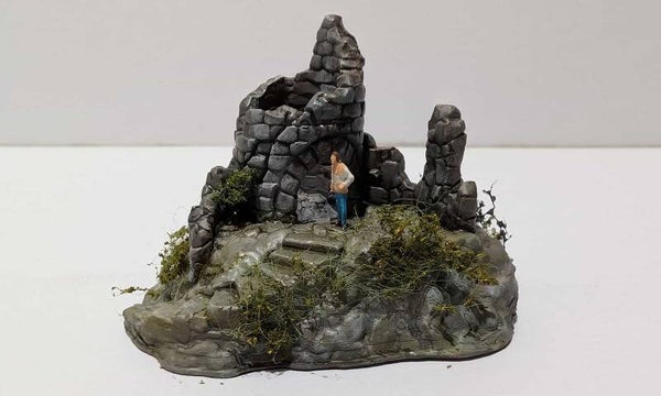 Kleine Burgruine auf Felsen Spur N