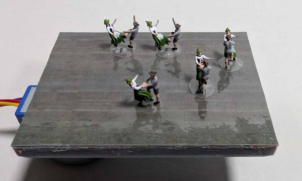 Tanzpaare in Tracht mit "Tanz" - Funktion Spur N