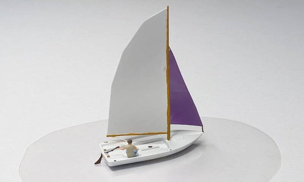Segeljolle mit Vorsegel und Figur Spur N
