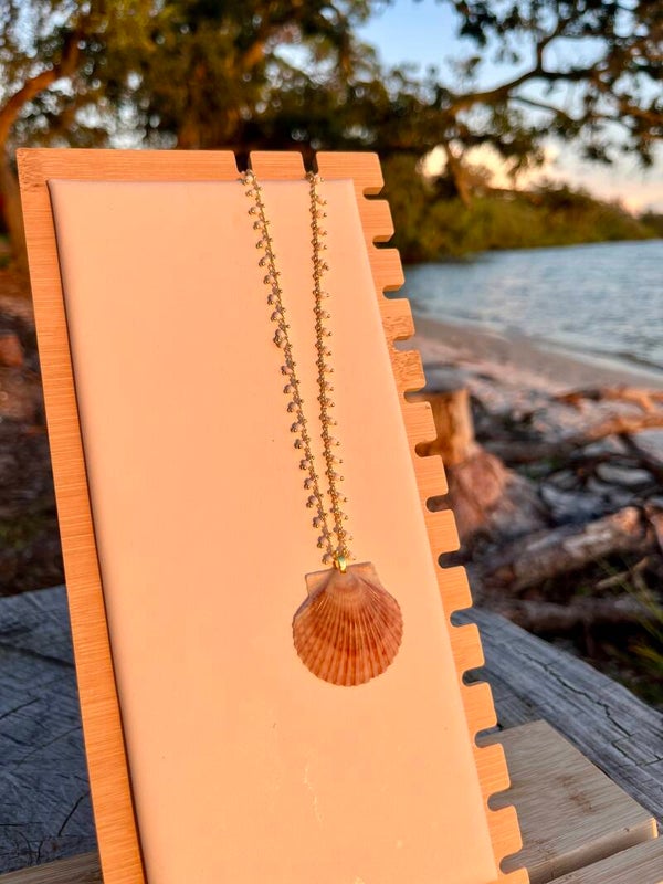 Light red & white scallop necklace