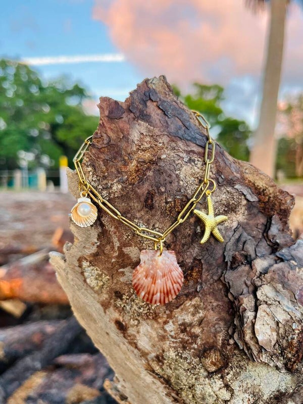 Calico scallop bracelet