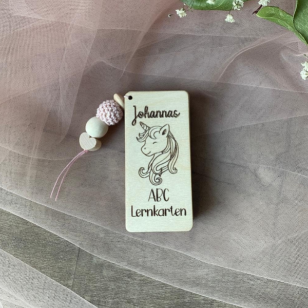 Buchstaben-Zauber in der Schultüte? ABC-Lernkarten aus Holz – personalisiert | Einschulungsgeschenk mit Herz