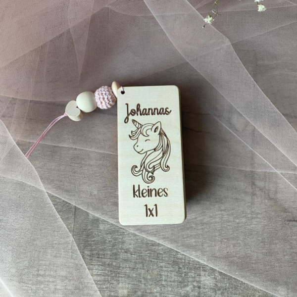 Mathe-Zauber in der Schultüte? 1x1-Lernkarten aus Holz – personalisiert | Einschulungsgeschenk mit Herz