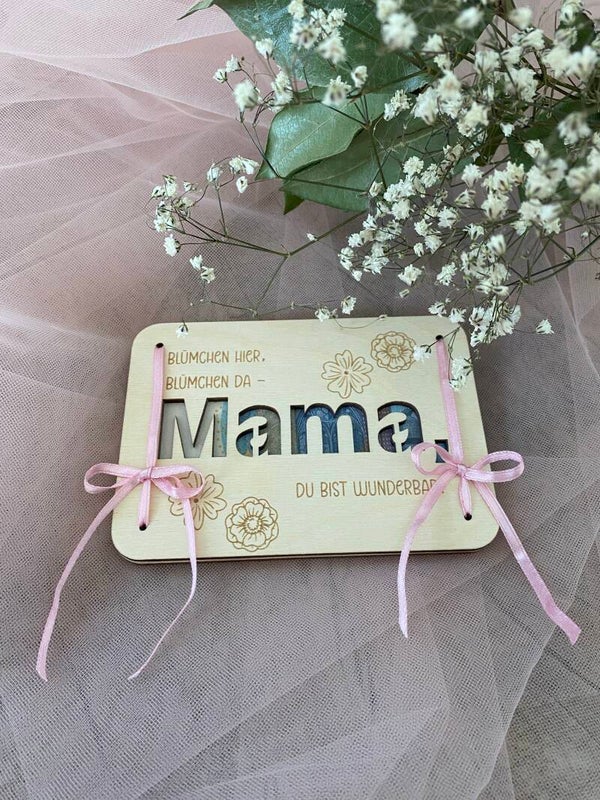 🌸 Handgemachte Gutscheinkarte aus Holz – liebevoll graviert, Blümchen-Design, perfektes Geschenk für Mama
