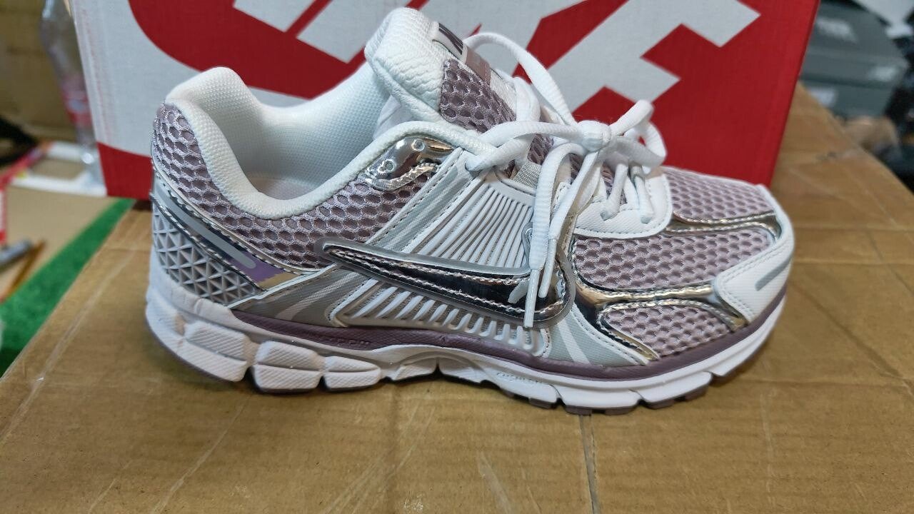 NIKE ZOOM VOMERO 5