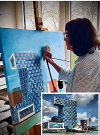 Jacqueline Herrema aan het werk in haar atelier
