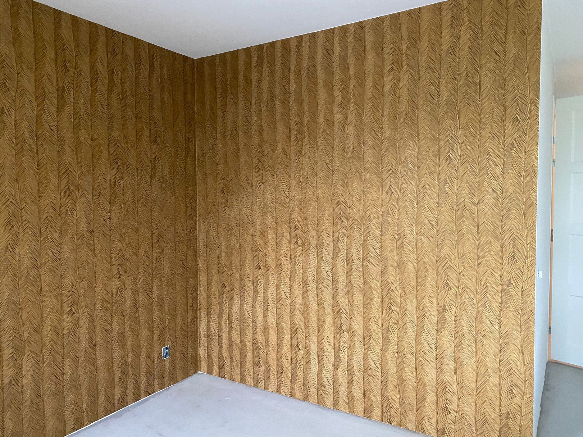 Goudkleurige wandbekleding met een subtiele structuur