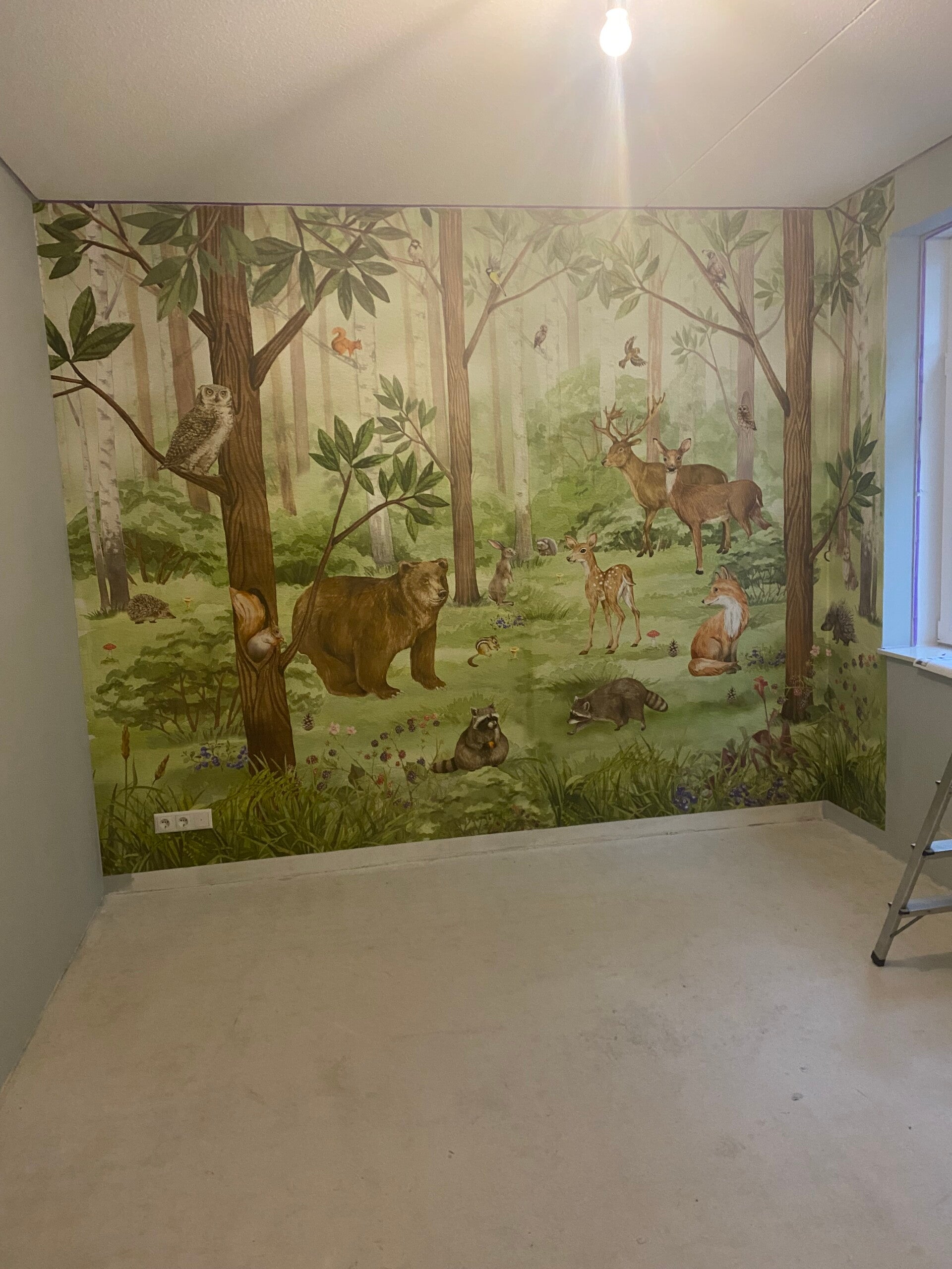 Decoratief behang met een groen boslandschap