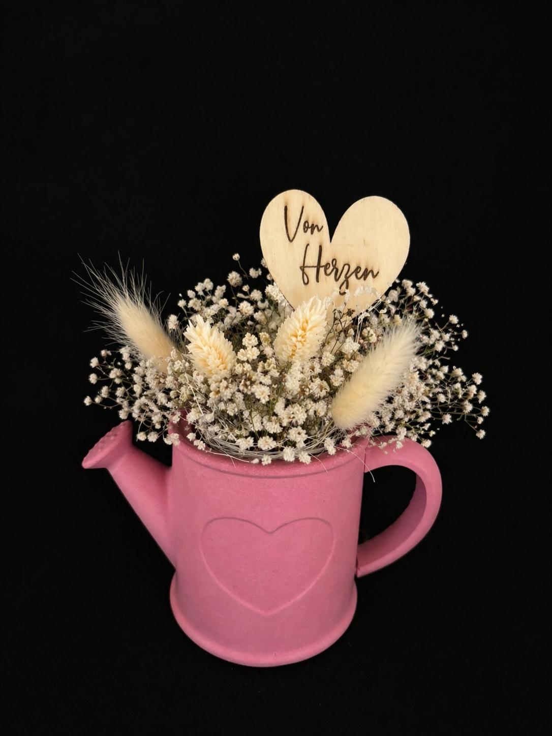 Giesskanne mit Trockenblumen