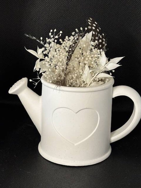 Giesskanne mit Trockenblumen