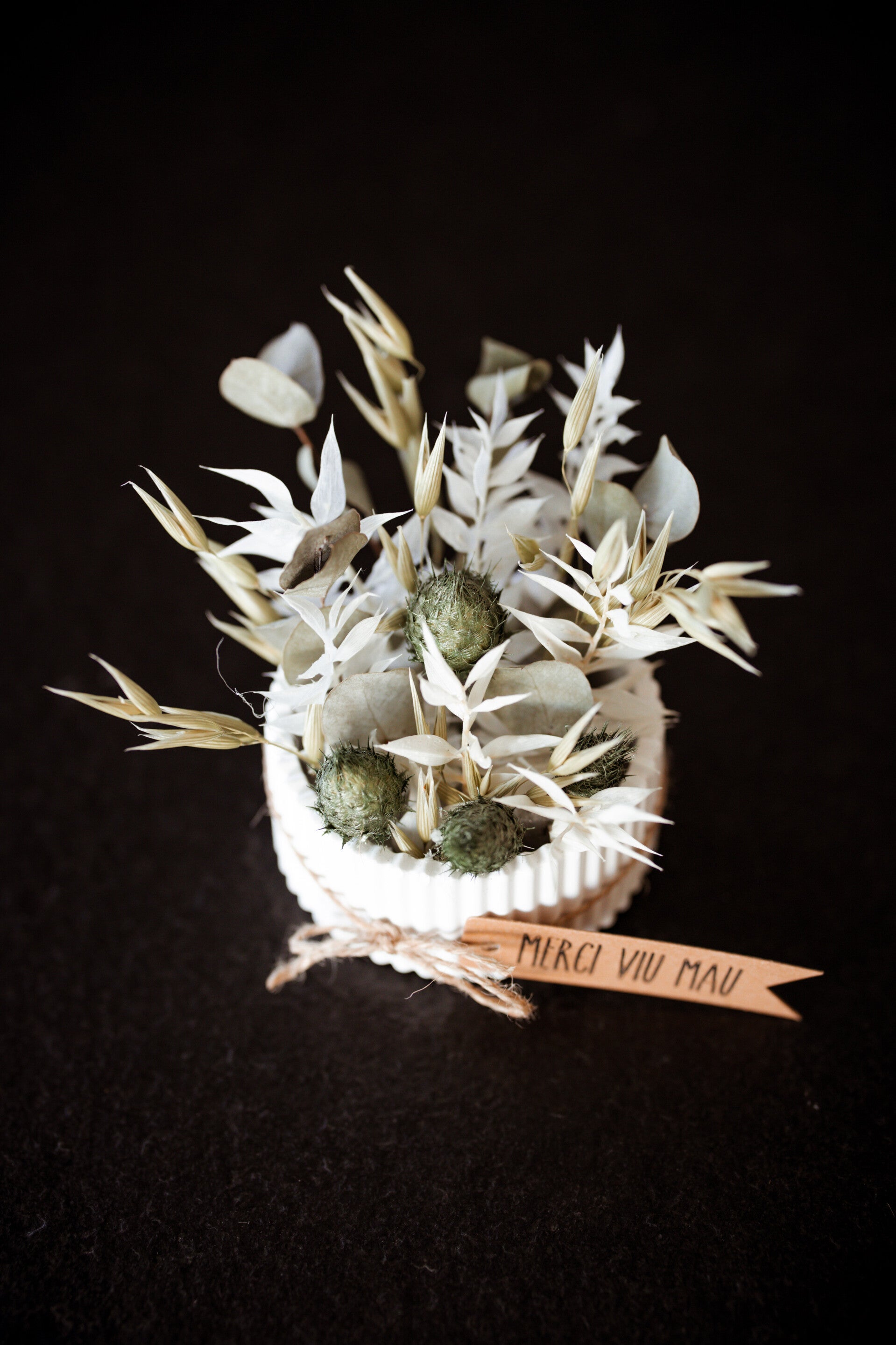 Topf mit Trockenblumen