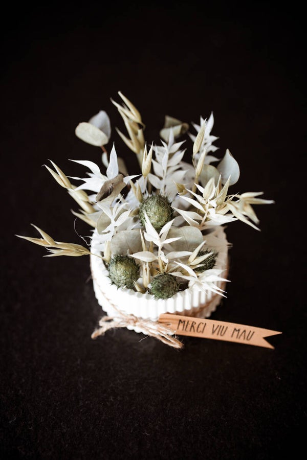 Topf mit Trockenblumen