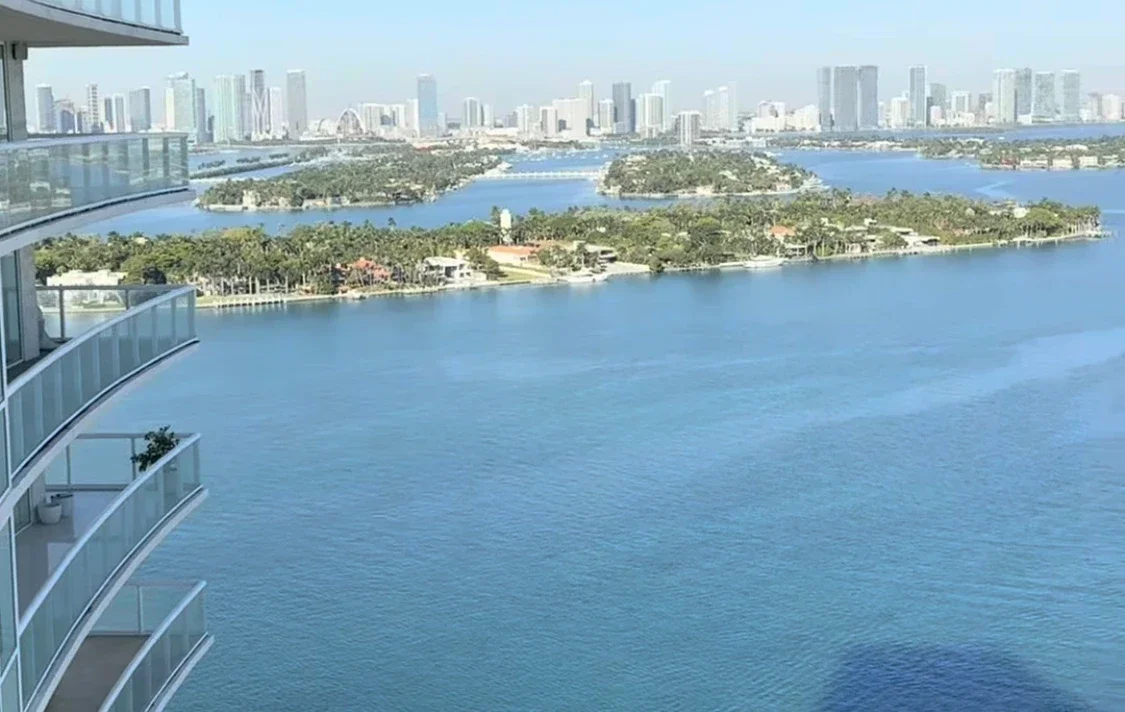 Move in Ready. Downtown condo. Barrios your Real Estate agent 786-318-7422