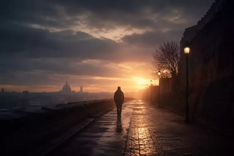 Silhouette avançant vers la lumière de l’aube, symbole de l’espérance chrétienne et de la vie éternelle dans la foi en Jésus-Christ.