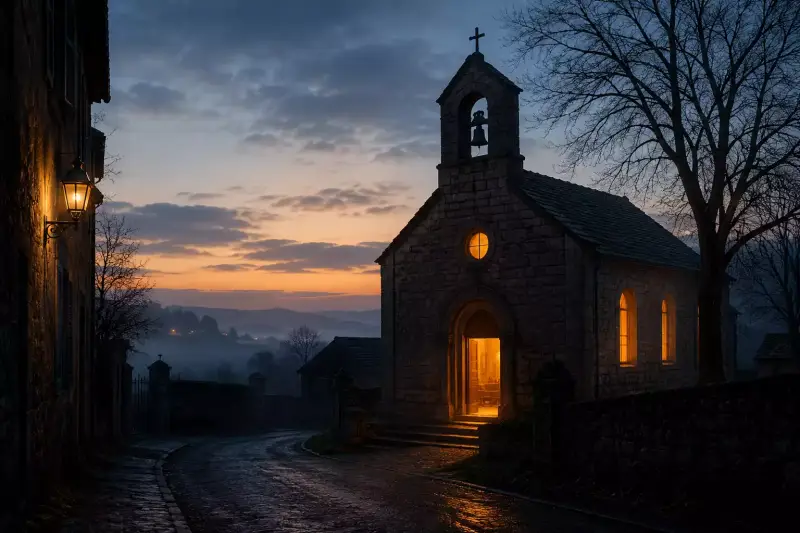 Petite église éclairée au lever du jour dans une rue encore sombre, symbole de l’Incarnation et de la présence de Dieu venant habiter parmi les hommes dans la foi chrétienne.