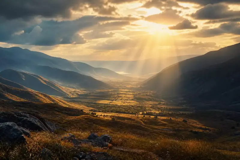 Paysage de vallée éclairée par une lumière dorée symbolisant le Royaume de Dieu et sa présence à l’œuvre dans l’Évangile