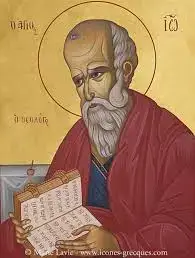 Icône byzantine de saint Jean évangéliste tenant un manuscrit, avec auréole sur fond doré
