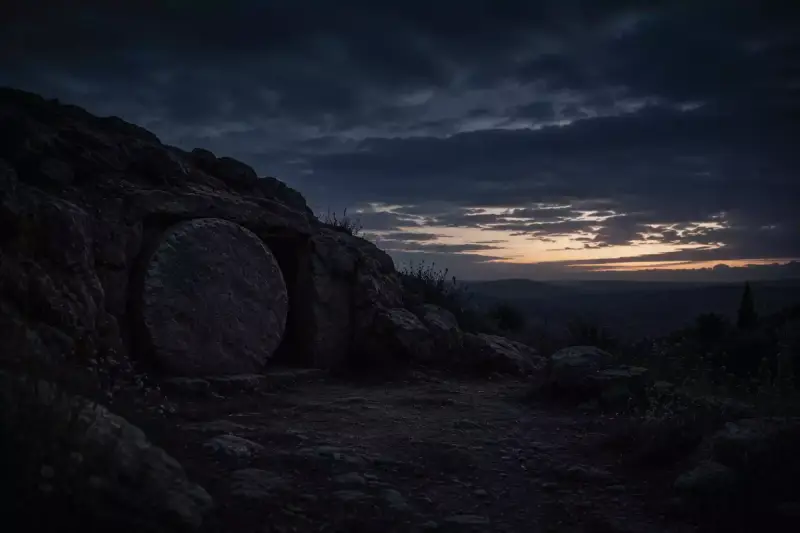 Tombeau fermé du Christ dans la pénombre du Samedi saint, sous un ciel sombre où perce une faible lumière à l’horizon