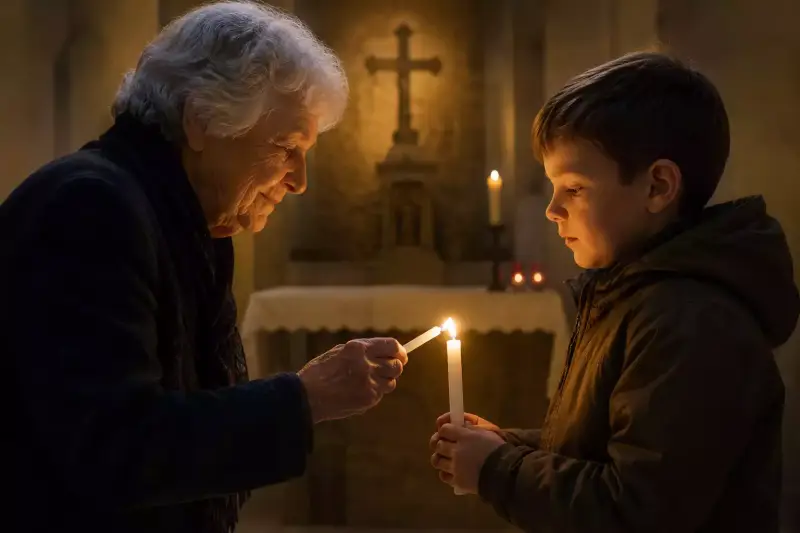 Personne âgée transmettant une bougie allumée à un enfant dans une chapelle chrétienne, symbole de la transmission de la foi chrétienne à travers les générations.