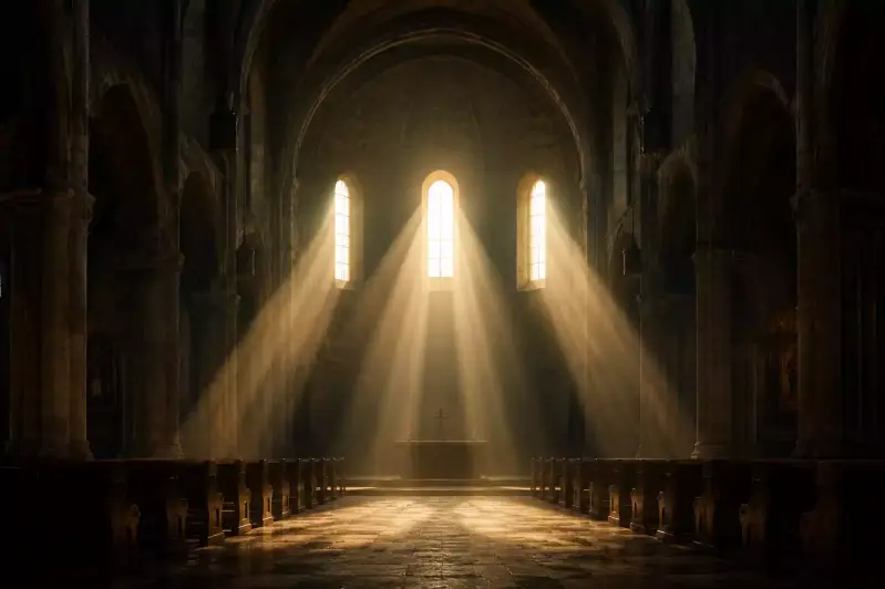Grande église traversée par trois faisceaux de lumière, symbole de la Trinité chrétienne : le Père, le Fils et le Saint-Esprit dans la foi catholique.