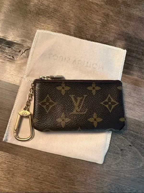 Louis Vuitton Black and Gold Monogram Cles