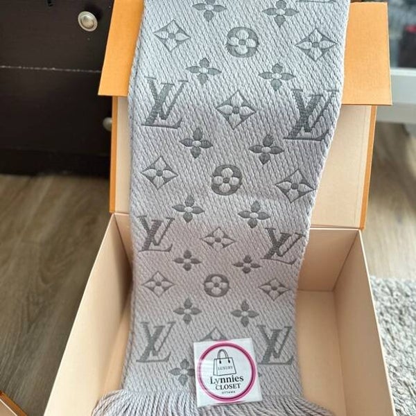 Louis Vuitton Logomania Scarf – Grey