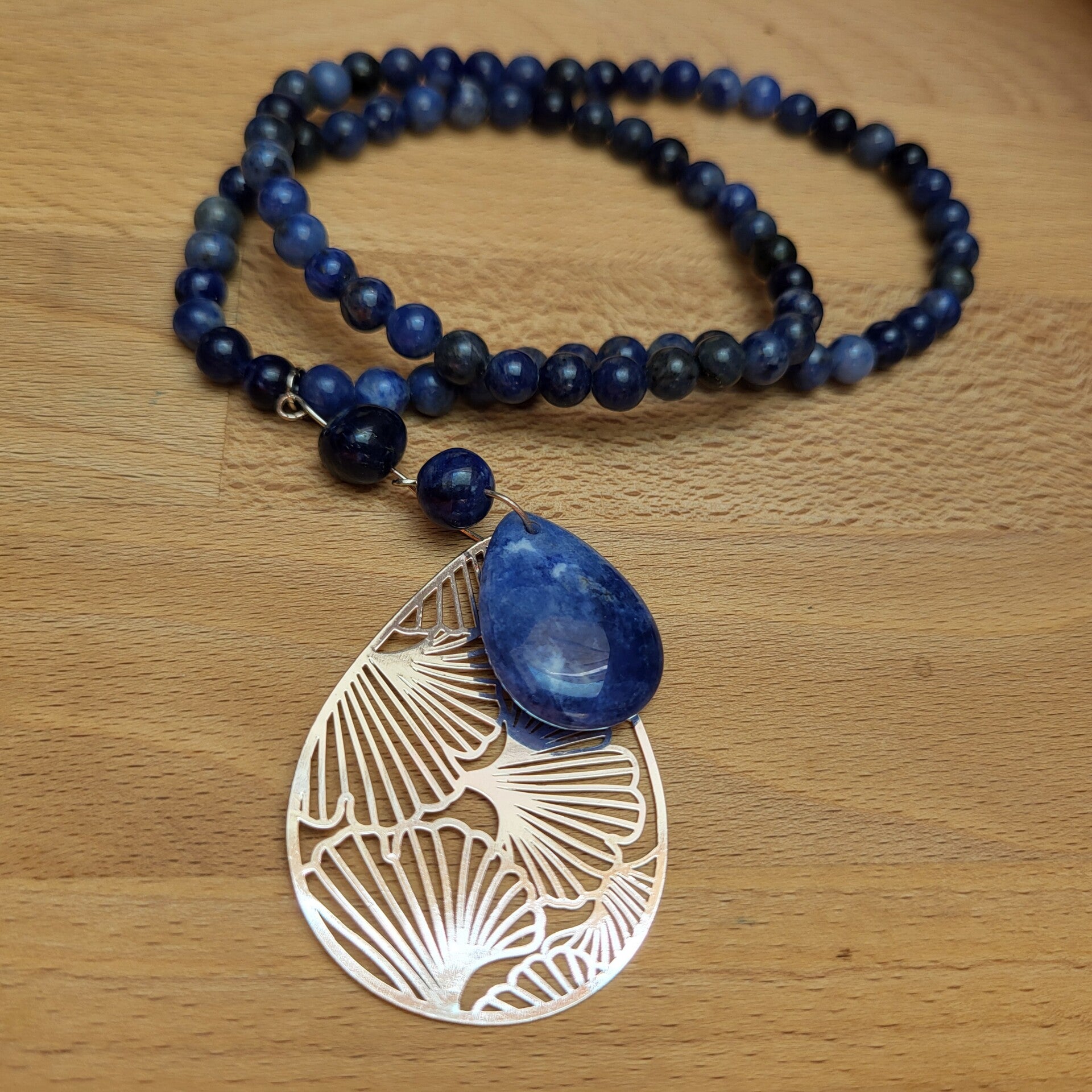 Les Élastiques - "Bleu de minuit" - Collier Sodalite bleue