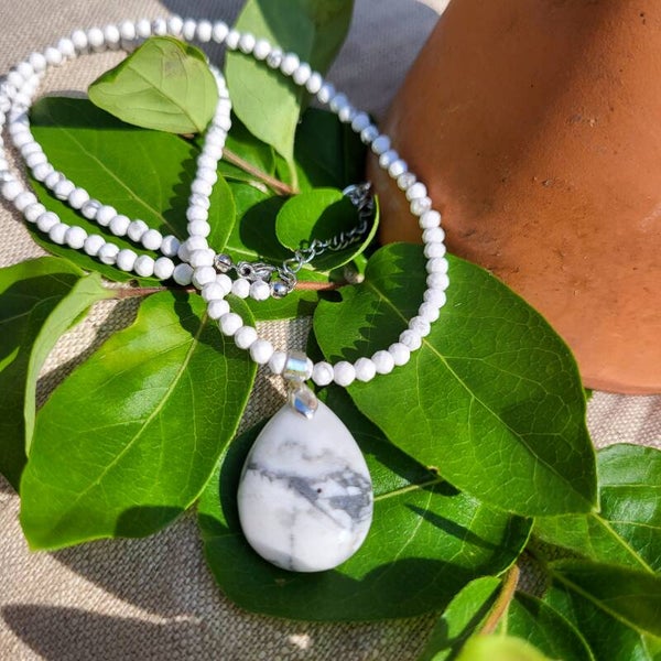 Les Discrets - "Neige boréale" - Collier en Howlite blanche