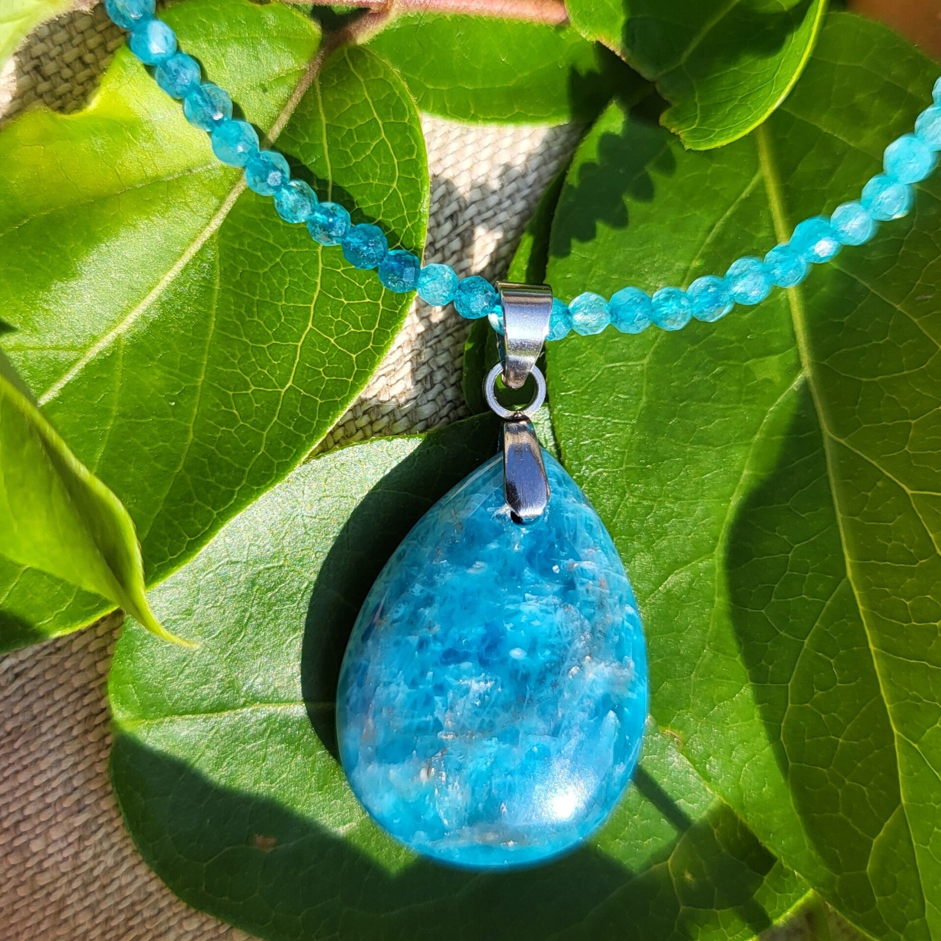 Les Discrets - "Onde d’Azur" - Collier en Apatite bleue