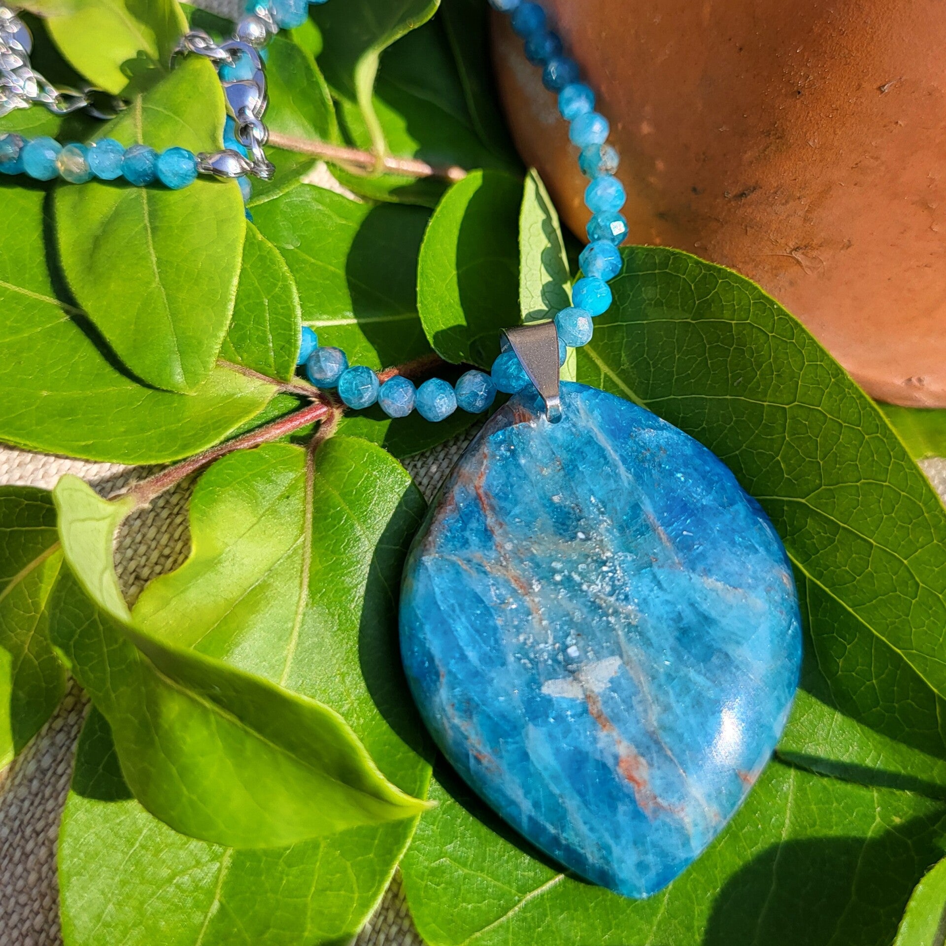 Les Audacieux - "Éclats d'Azur" - Collier en Apatite bleue