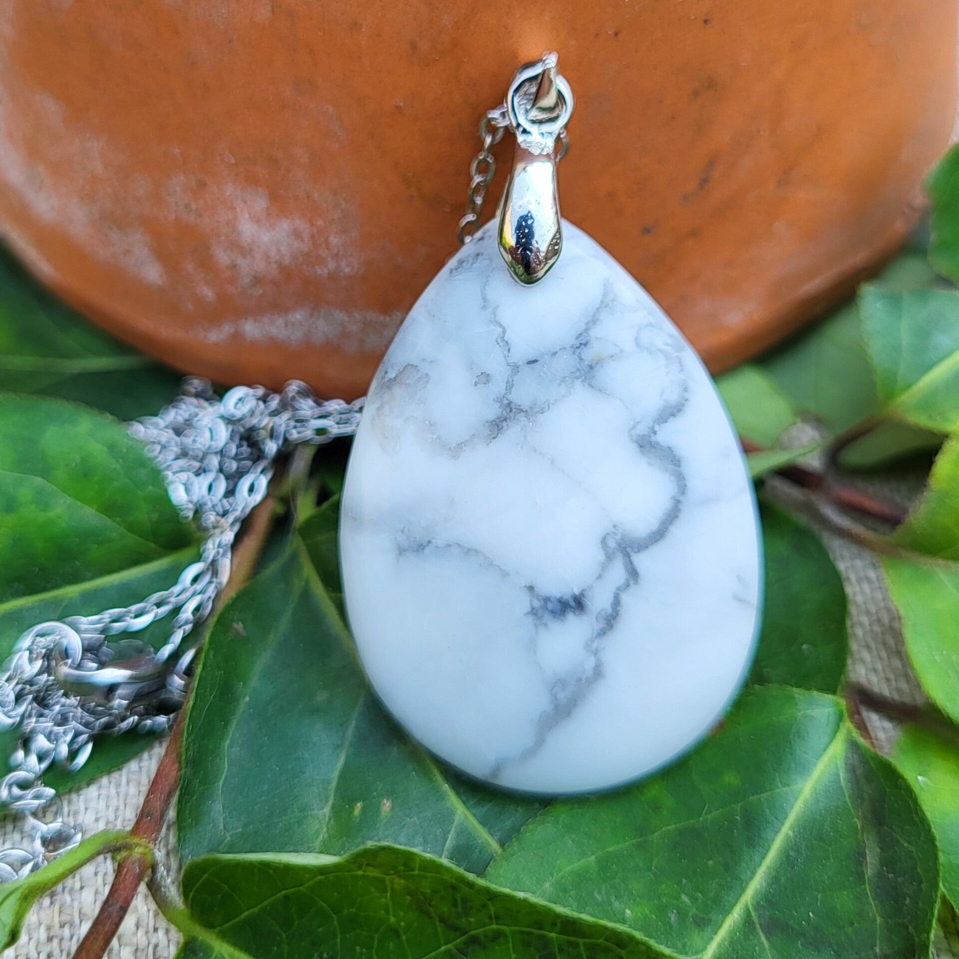 Les Solitaires - "Neige Éternelle " - Pendentif Howlite