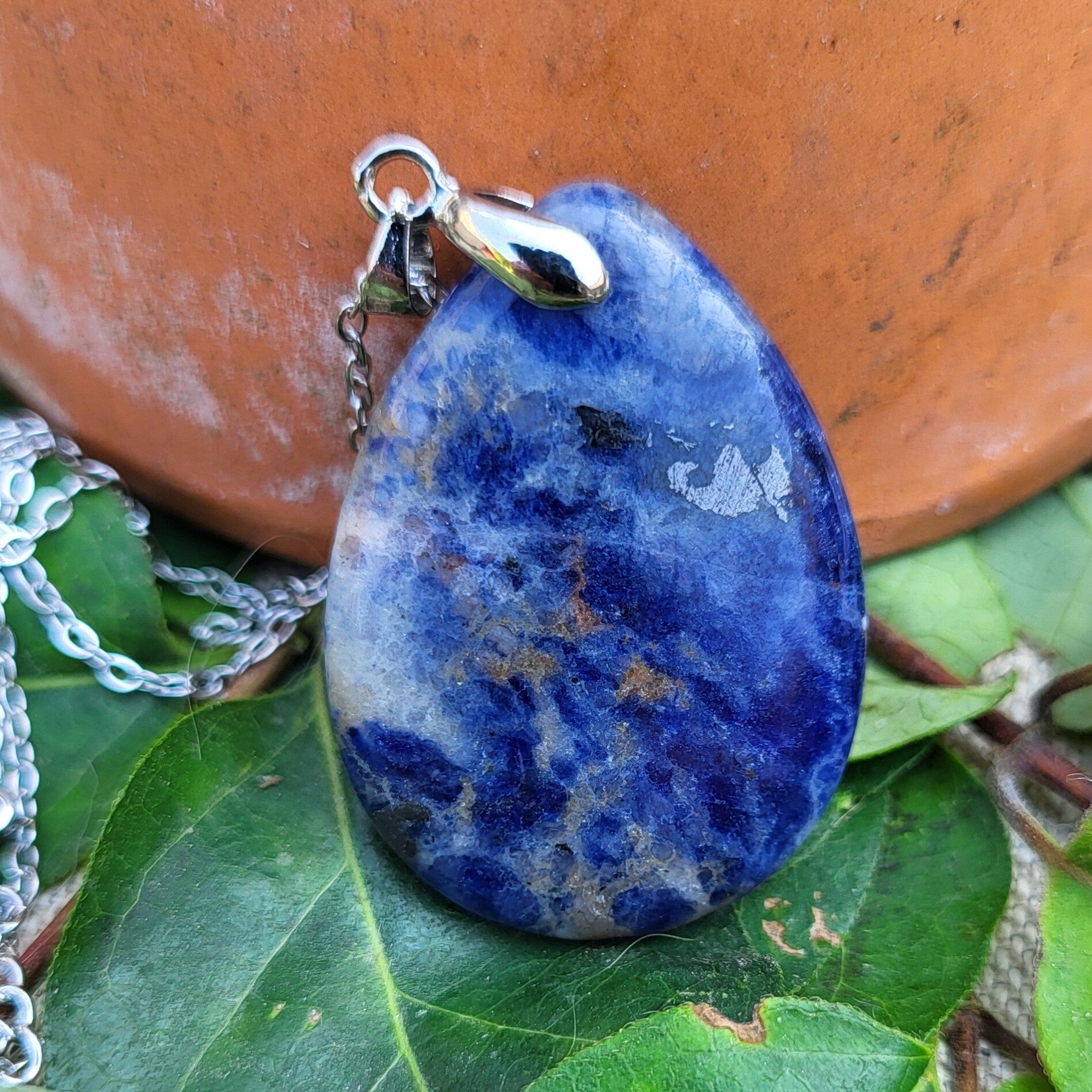Les Solitaires - "Ciel Profond" - Pendentif Sodalite bleue