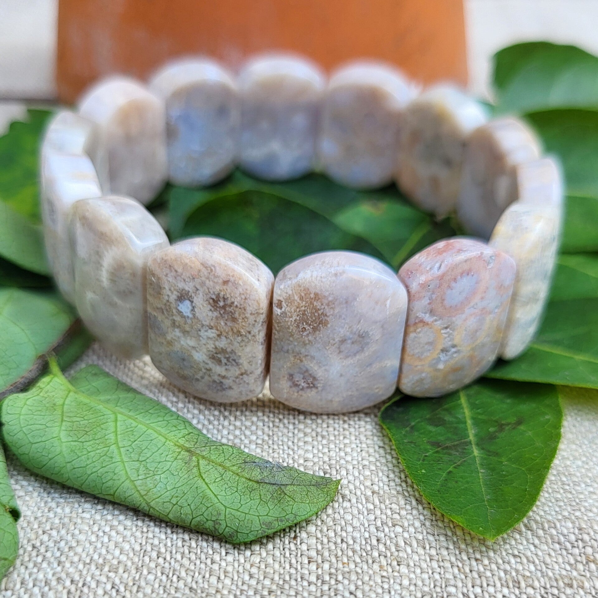 "Éternité" - Bracelet Manchette en Fleur de Chrysanthème