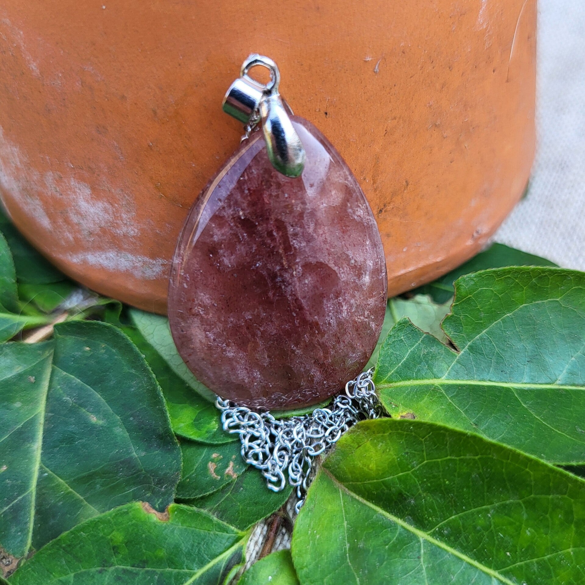 Les Solitaires - "Rosée Gourmande" - Pendentif Quartz Fraise