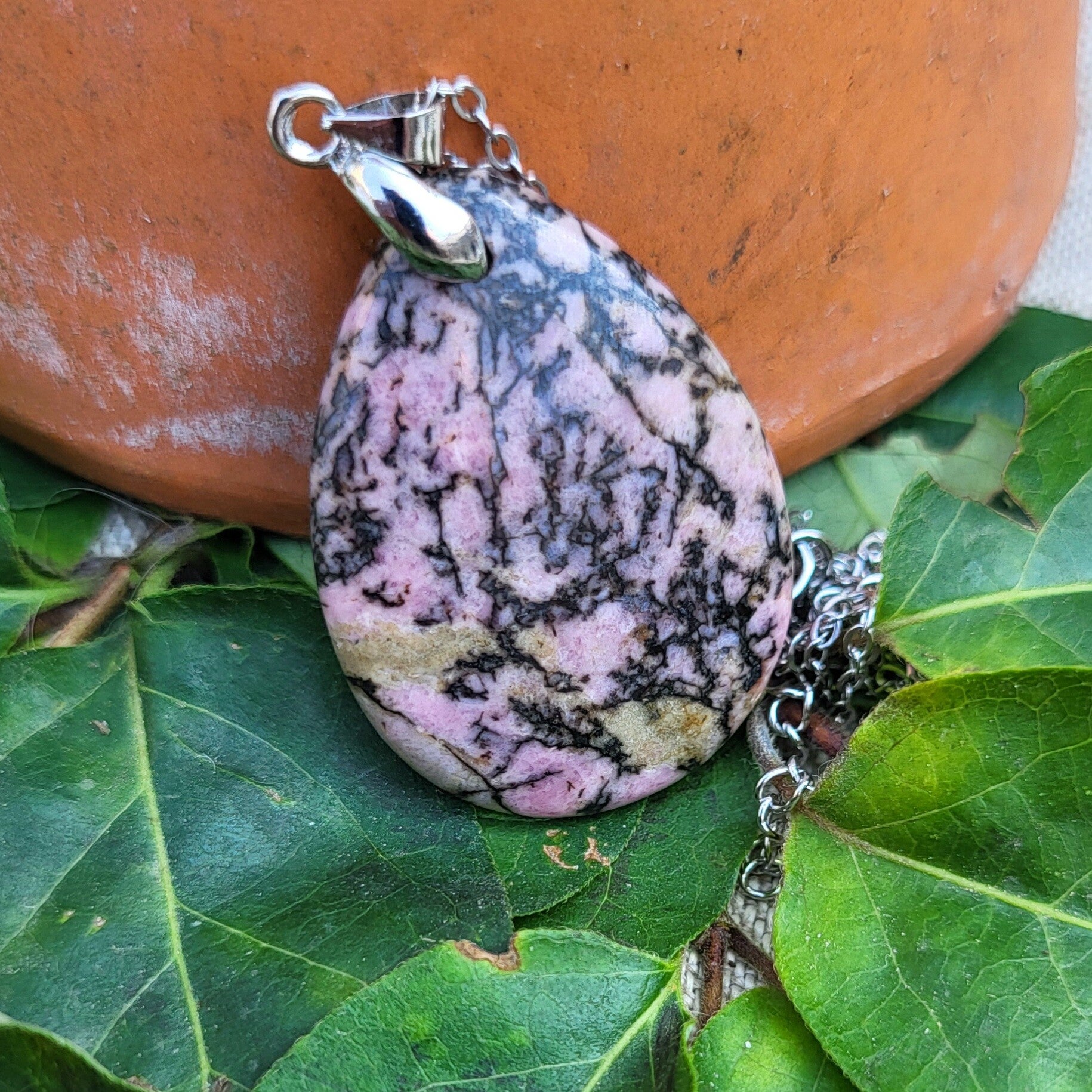Les Solitaires - "Rose Nocturne" - Pendentif Rhodonite Dentelle Noire