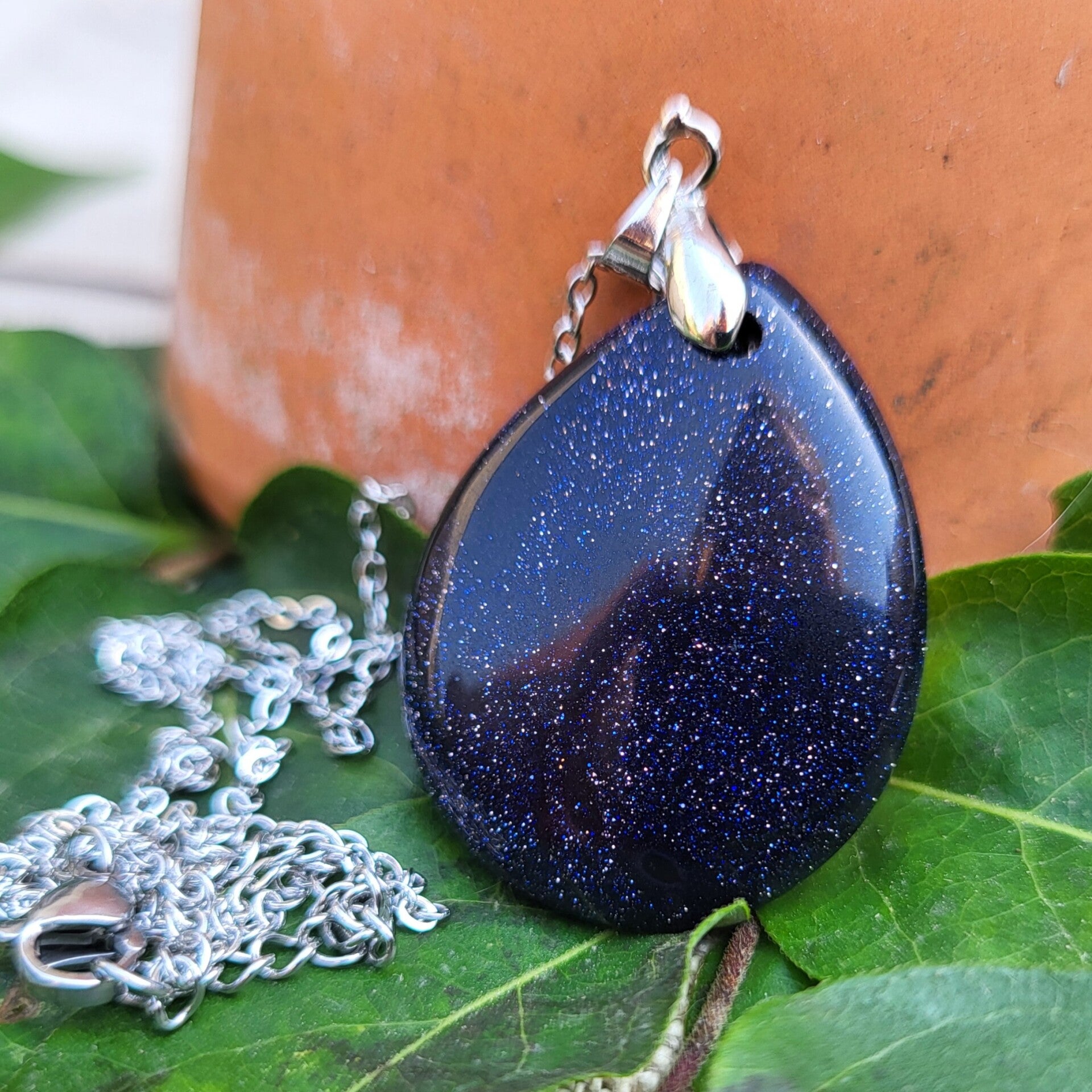 Les Solitaires - "Horizon Étoilé" - Pendentif Pierre de Sable Bleu