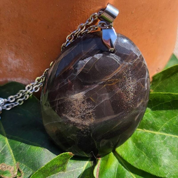 Les Solitaires - "Nuit Étoilée" - Pendentif Pierre de Lune noire