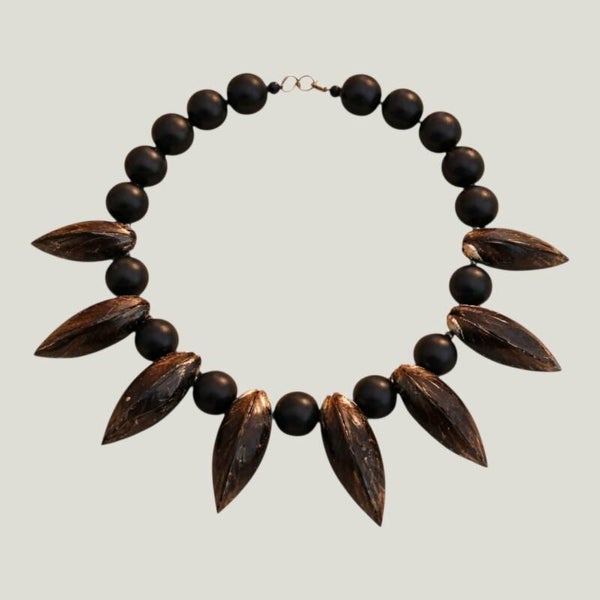Mosselketting met grote zwarte kralen