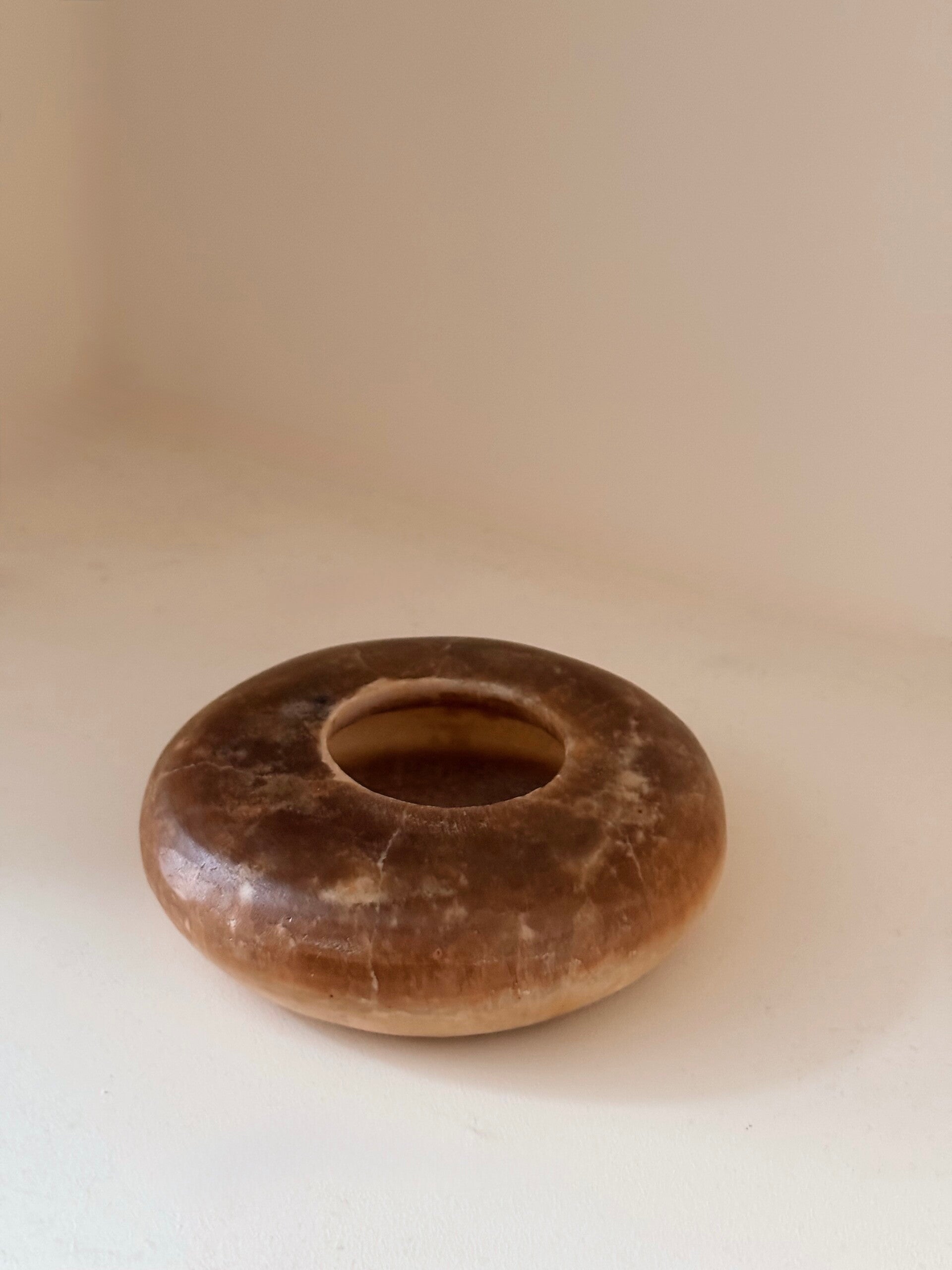 Alabaster frisbee L bruin