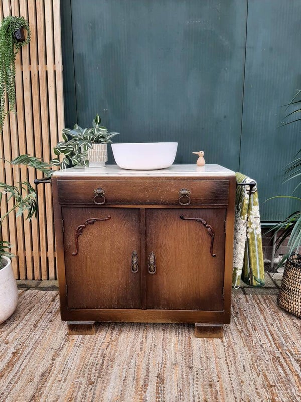 Karakteristiek oud kastje houten halkastje badkamerkastje