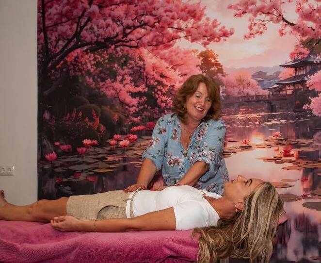 Nancy Weijers tijdens een Reiki-behandeling in haar praktijk in Herpen